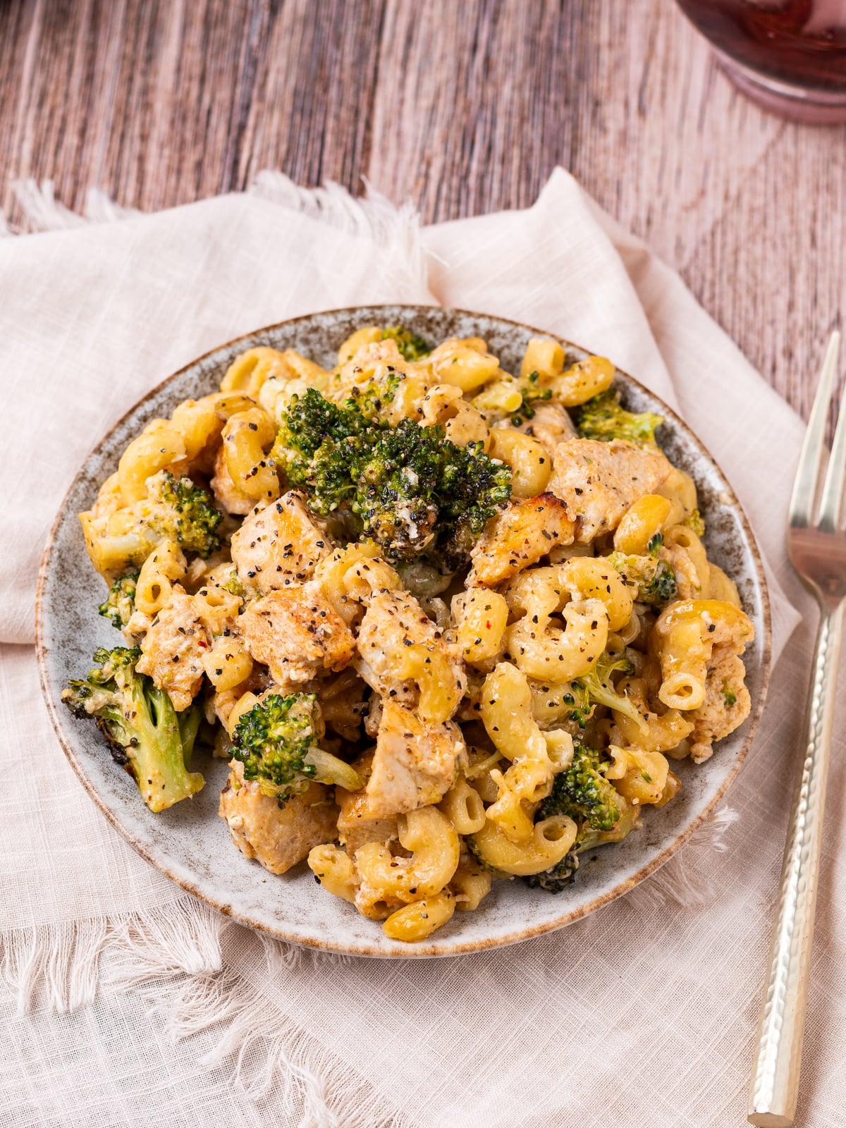 Cheesy Chicken and Broccoli Pasta Bake (easy and healthy!)