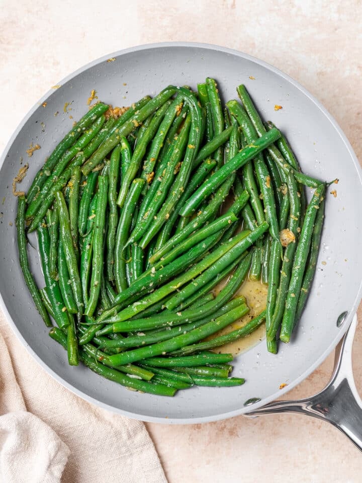 skillet with garlicky lemon green beans